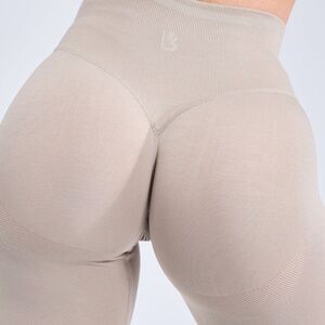 NWT Buffbunny BBL Legging in Chamomile (Size M)